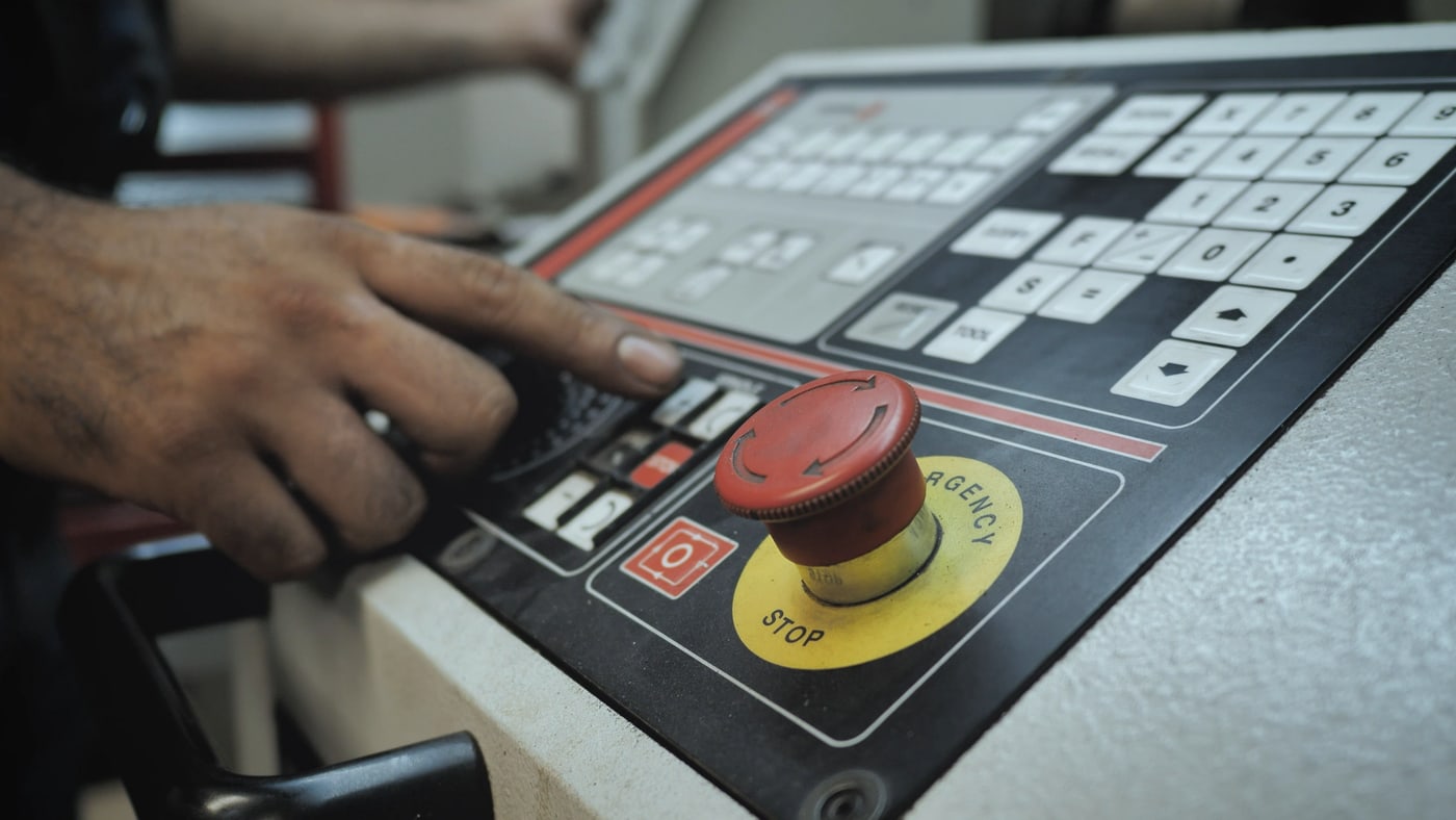 CNC tezgâh kontrol panelinde bir el